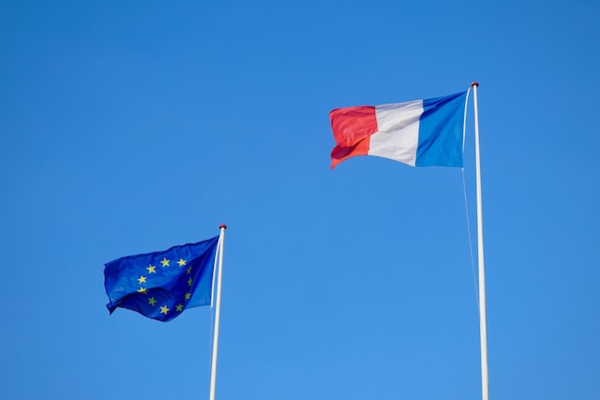 Drapeaux français et européen