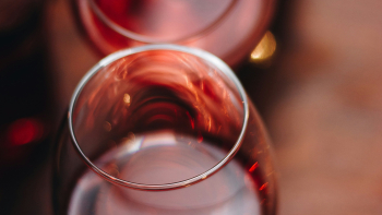 Photographie d'un verre de vin ©Anna Bratiychuk sur Unsplash