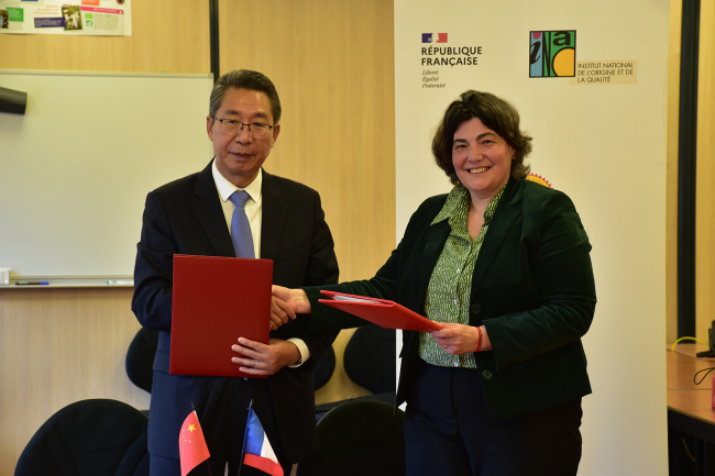 Signature de l'accord de coopération technique entre l'INAO, représenté par Mme Carole Ly (à droite), et la China national intellectual property administration, représentée par M. Shen Changyu (à gauche sur la photo).