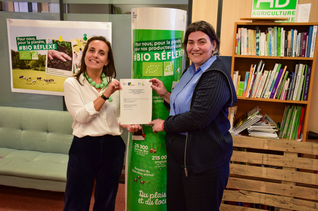 Carole Ly et Laure Verdeau lors de la signature de la convention de partenariat entre l'INAO et l'Agence Bio