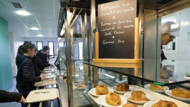 Cantine scolaire avec élèves